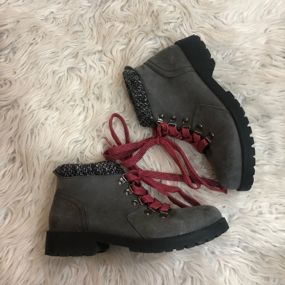 Women’s white mountain boots
